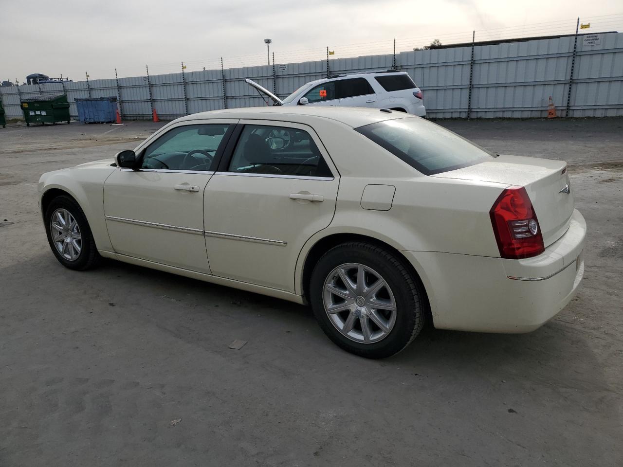 Image 2 of 2009 CHRYSLER 300 TOURING 2009 with VIN 2C3LA53V39H575382