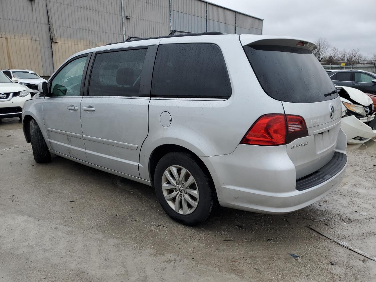 Image 2 of 2012 VOLKSWAGEN ROUTAN SE 2012 with VIN 2C4RVABG8CR194215