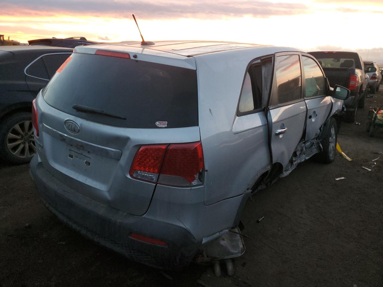 Obraz 3 z 2011 KIA SORENTO BASE 2011 z VIN 5XYKT3A14BG016403