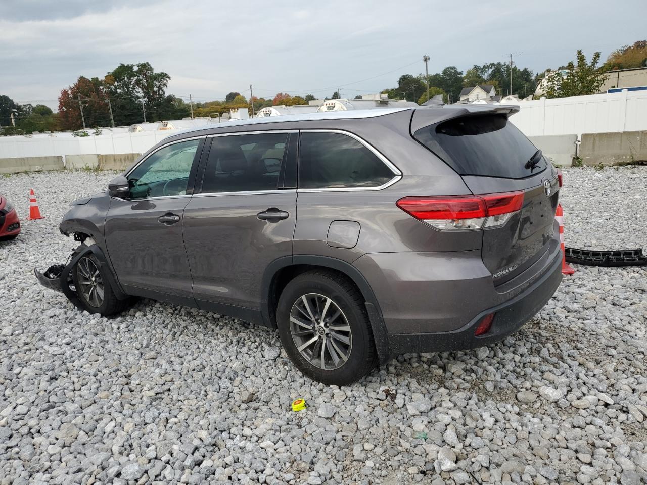 Изображение 2 2019 TOYOTA HIGHLANDER SE 2019 с VIN 5TDJZRFH5KS628969