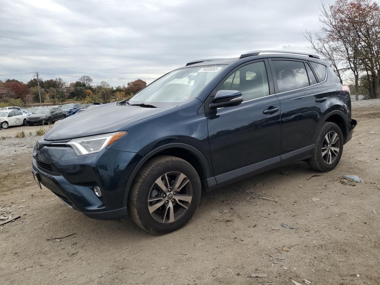 Obraz 1 z 2017 TOYOTA RAV4 XLE 2017 z VIN JTMWFREV5HJ110372