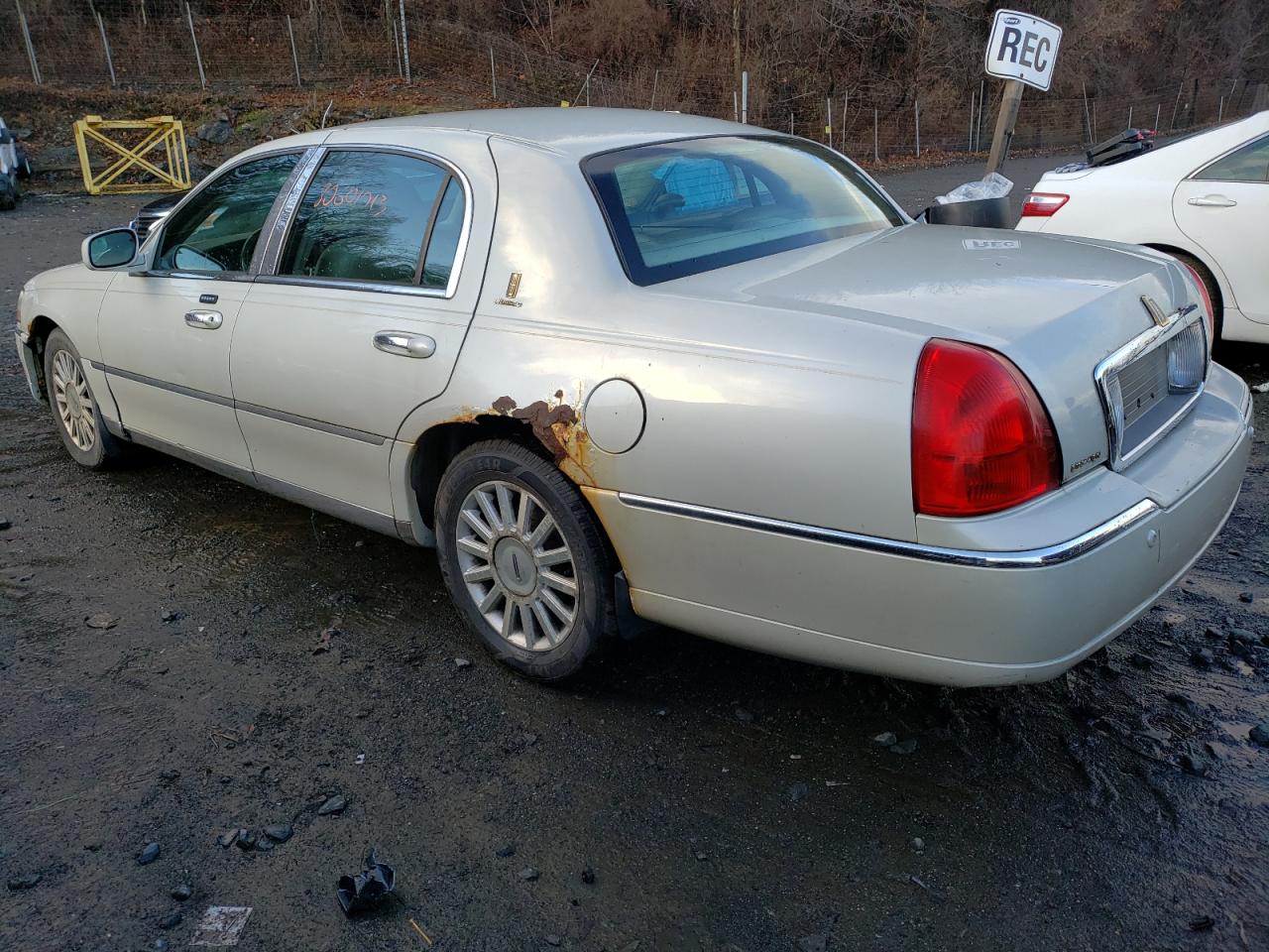 Image 2 of 2004 LINCOLN TOWN CAR ULTIMATE 2004 with VIN 1LNHM83W54Y641251