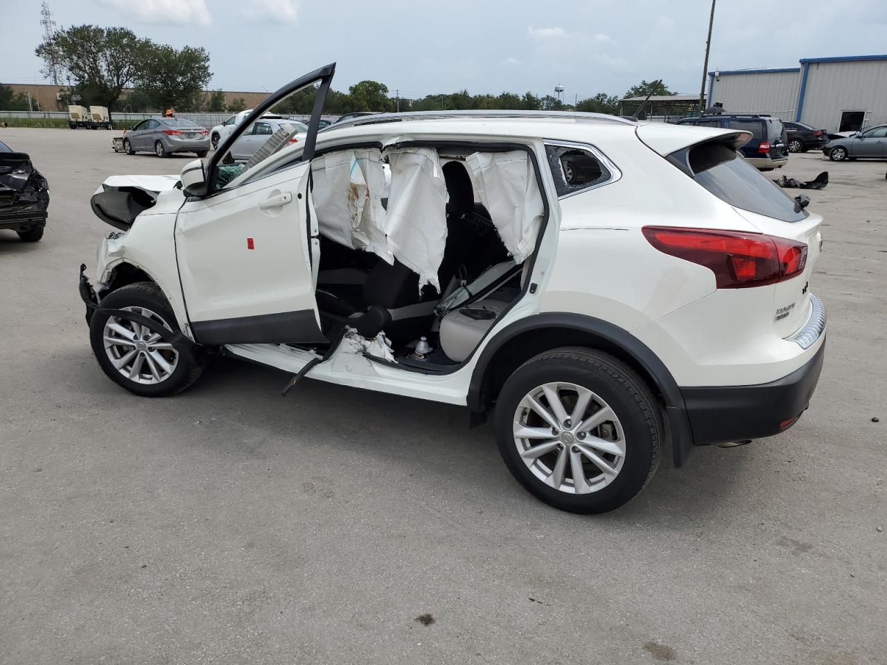 Obraz 2 z Nissan Rogue Sport S 2018 z VIN JN1BJ1CPXJW104775