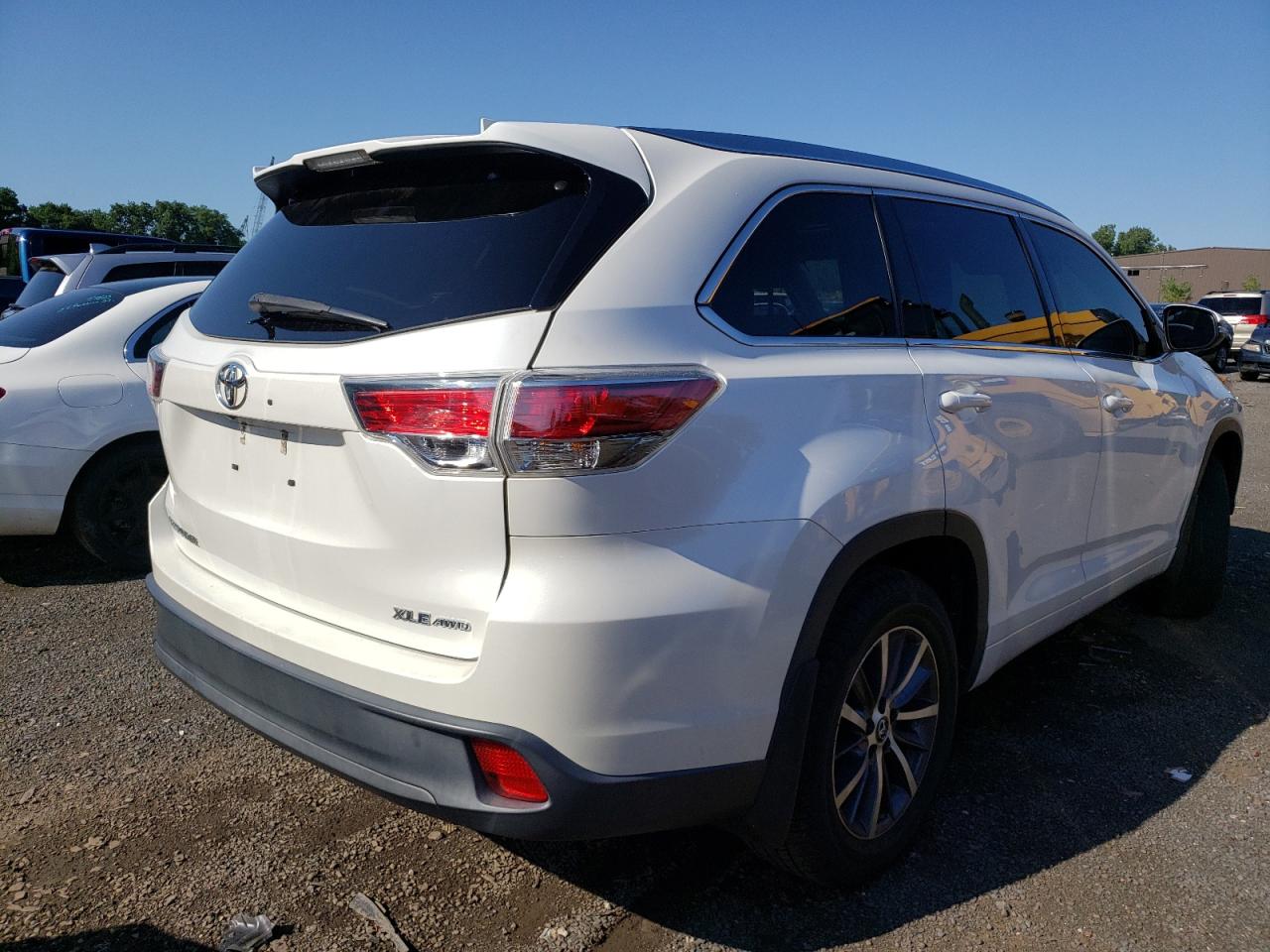 Изображение 3 2016 TOYOTA HIGHLANDER XLE 2016 с VIN 5TDJKRFH7GS328751