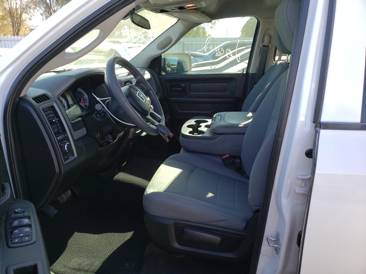 Obraz 3 z 2019 RAM 1500 CLASSIC TRADESMAN 2019 z VIN 1C6RR6FG3KS670225