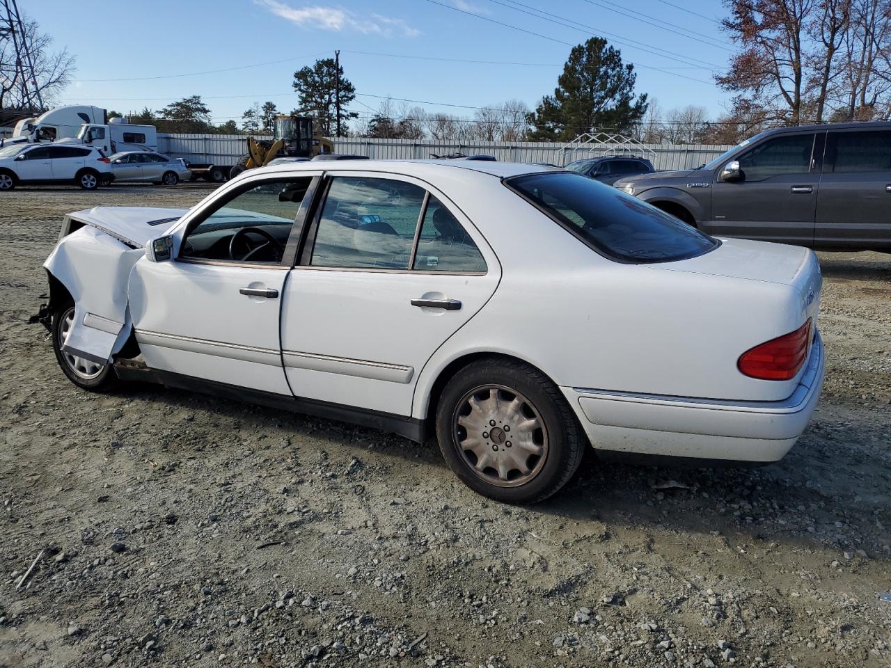Image 2 of 1997 MERCEDES-BENZ E 320 1997 with VIN WDBJF55F8VA378158