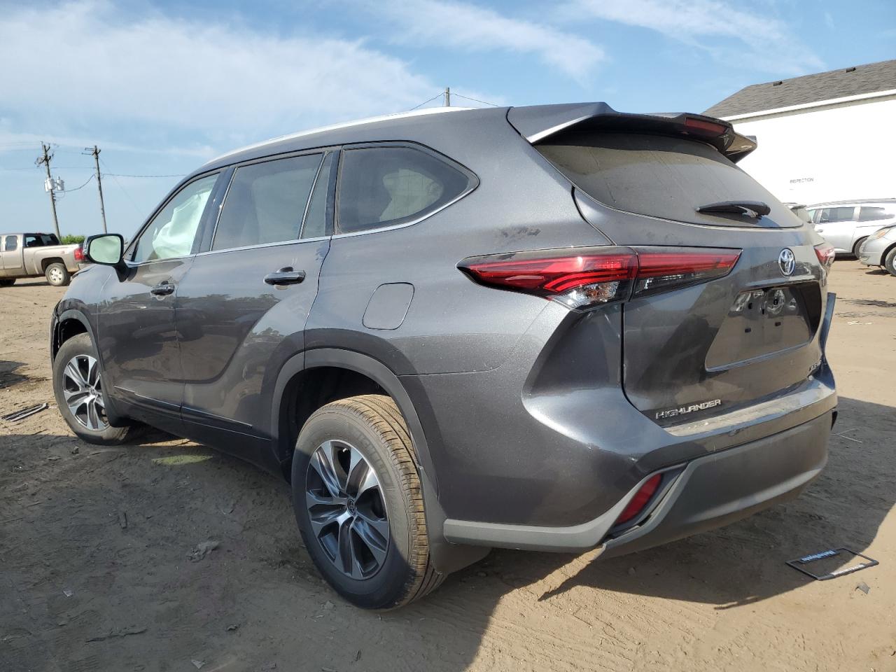 Image 2 of 2022 TOYOTA HIGHLANDER XLE 2022 with VIN 5TDGZRBH4NS166067