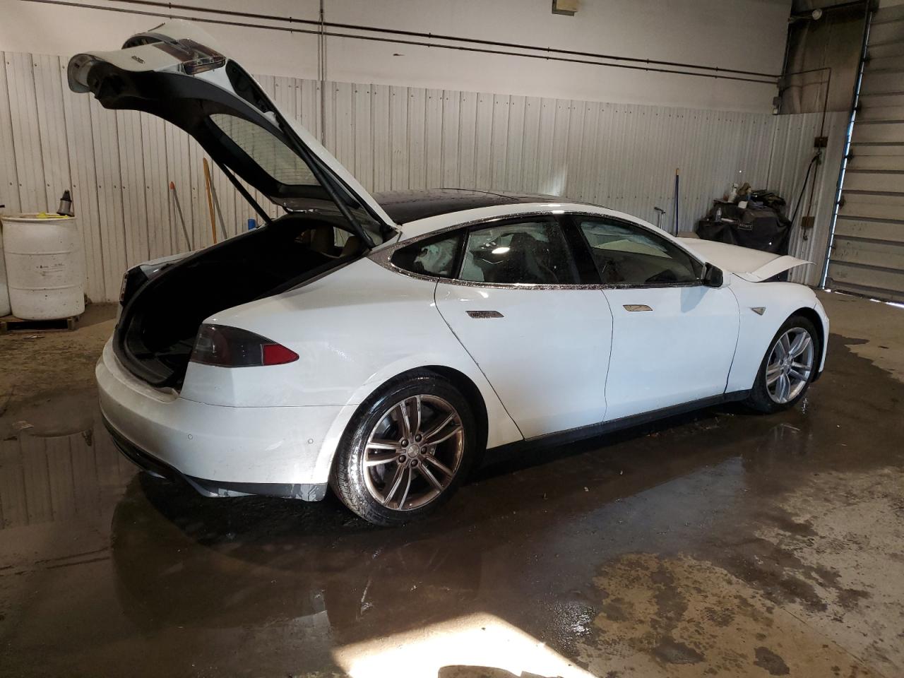 Image 3 of 2015 TESLA MODEL S  2015 with VIN 5YJSA1E22FF116333