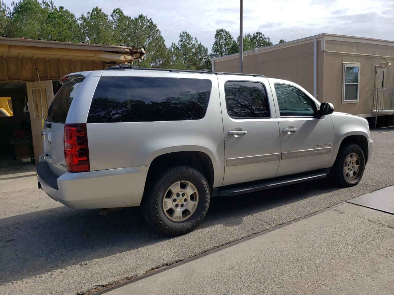 Изображение 3 2011 CHEVROLET SUBURBAN K1500 LS 2011 с VIN 1GNSKHE32BR200565