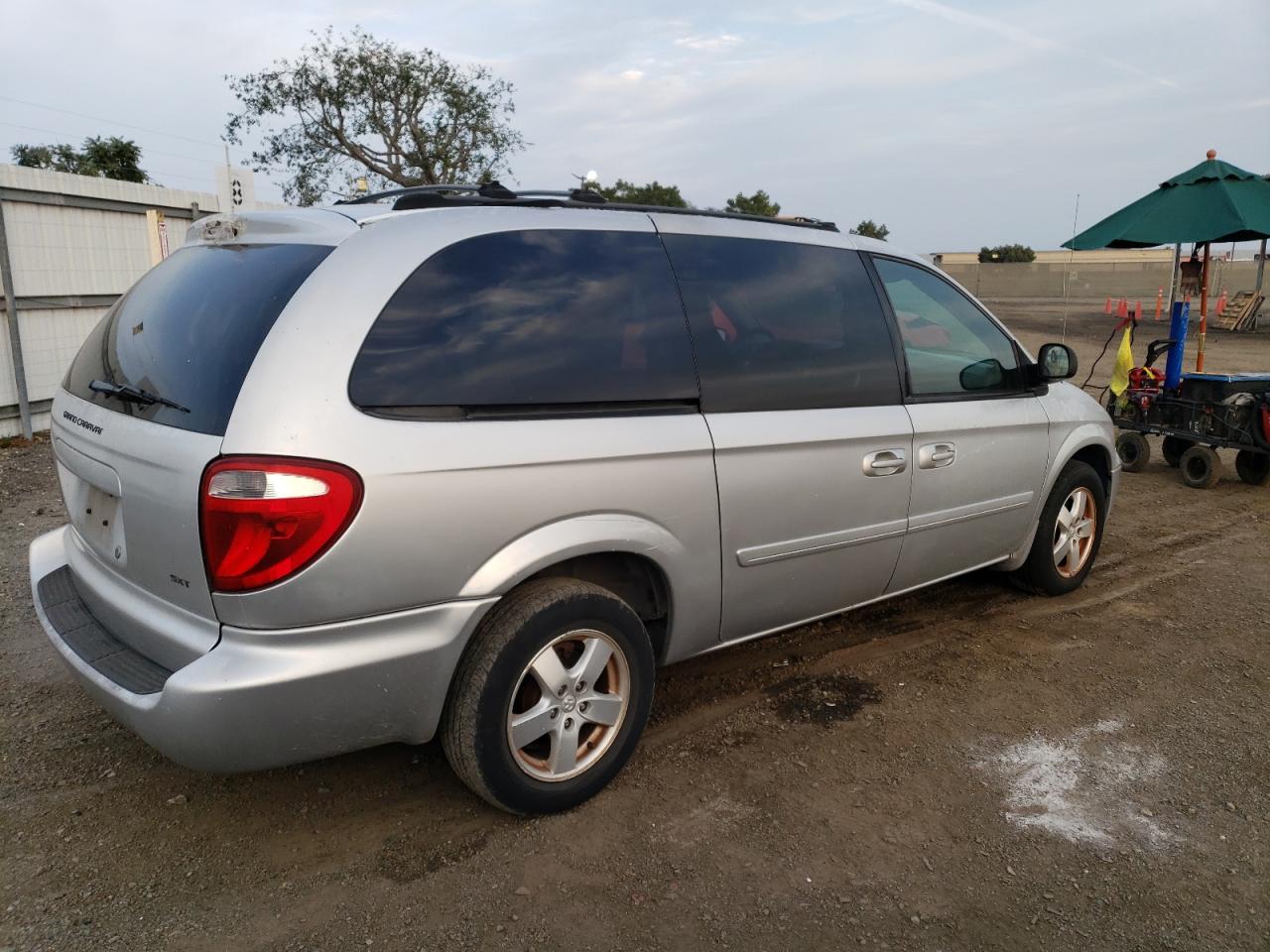 Obraz 3 z 2005 DODGE GRAND CARAVAN SXT 2005 z VIN 2D8GP44L15R249038