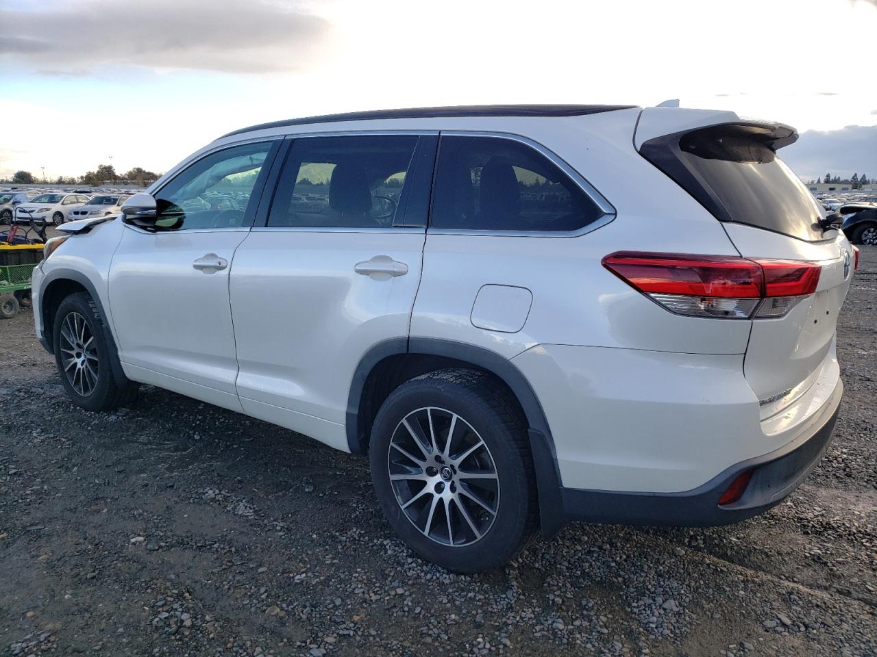 Image 2 of 2017 TOYOTA HIGHLANDER SE 2017 with VIN 5TDJZRFH1HS472034