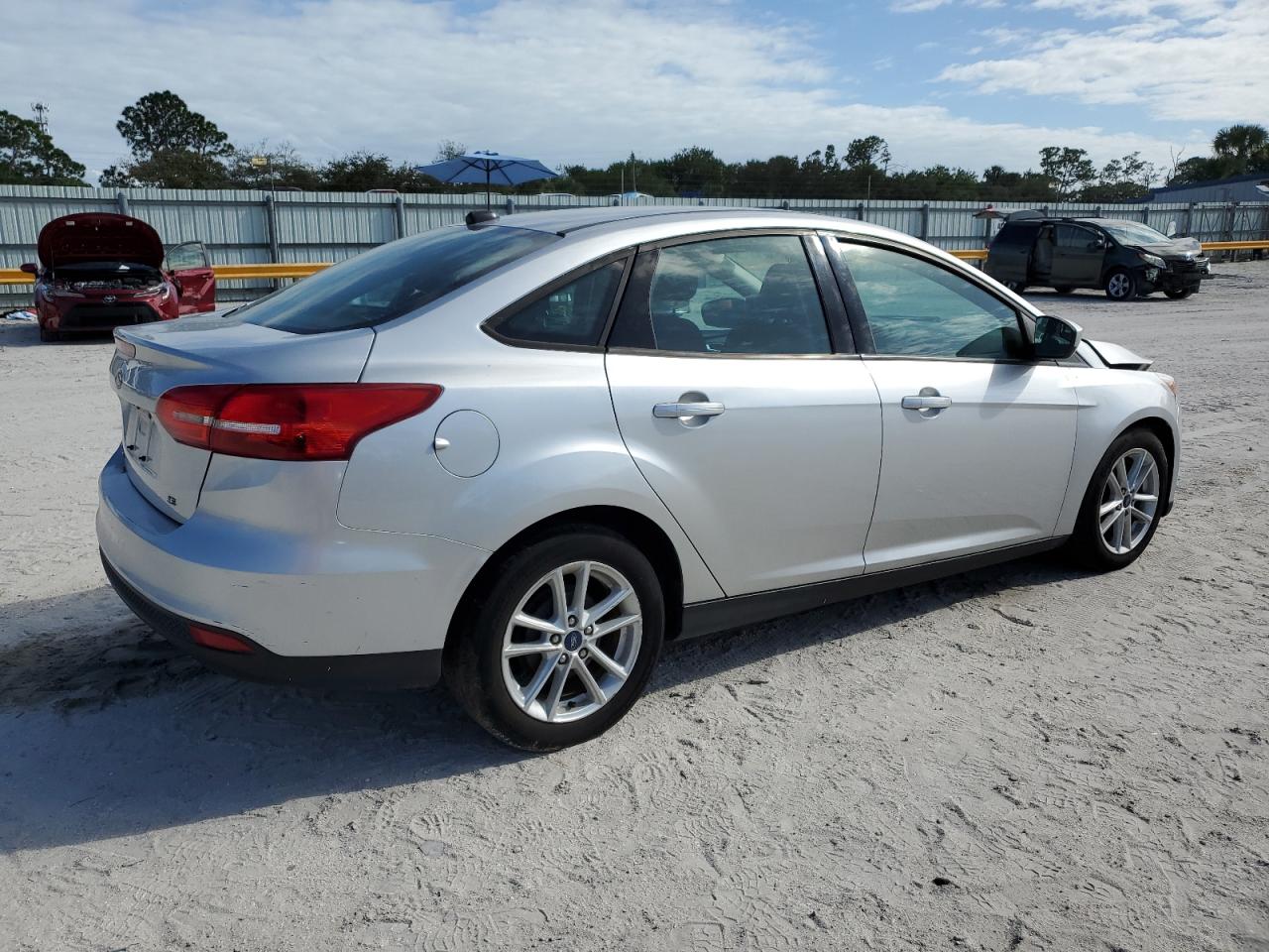 Image 3 of 2018 FORD FOCUS SE 2018 with VIN 1FADP3F23JL295561