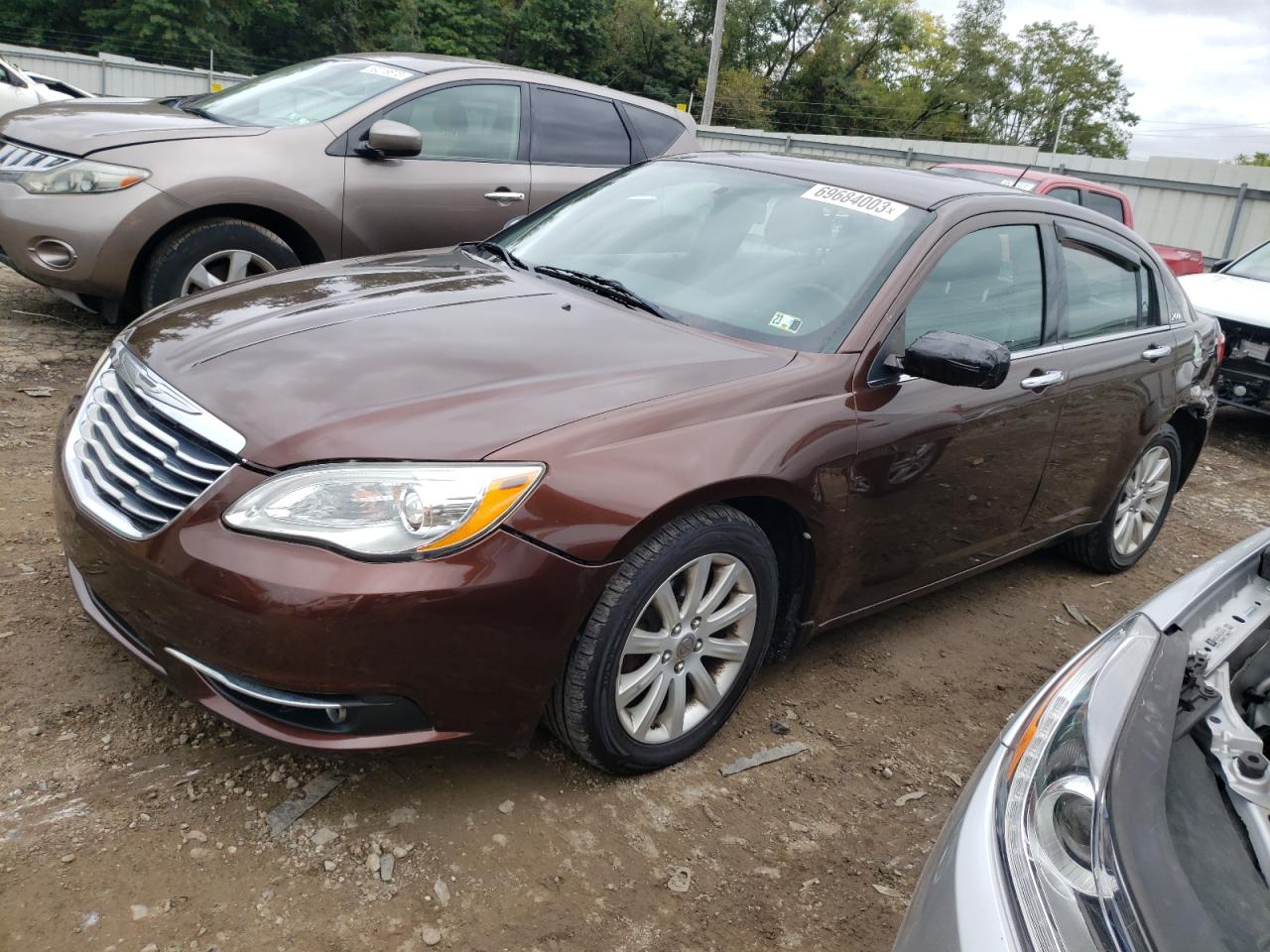 Image 1 of Chrysler 200 Limited 2013 with VIN 1C3CCBCG6DN612595