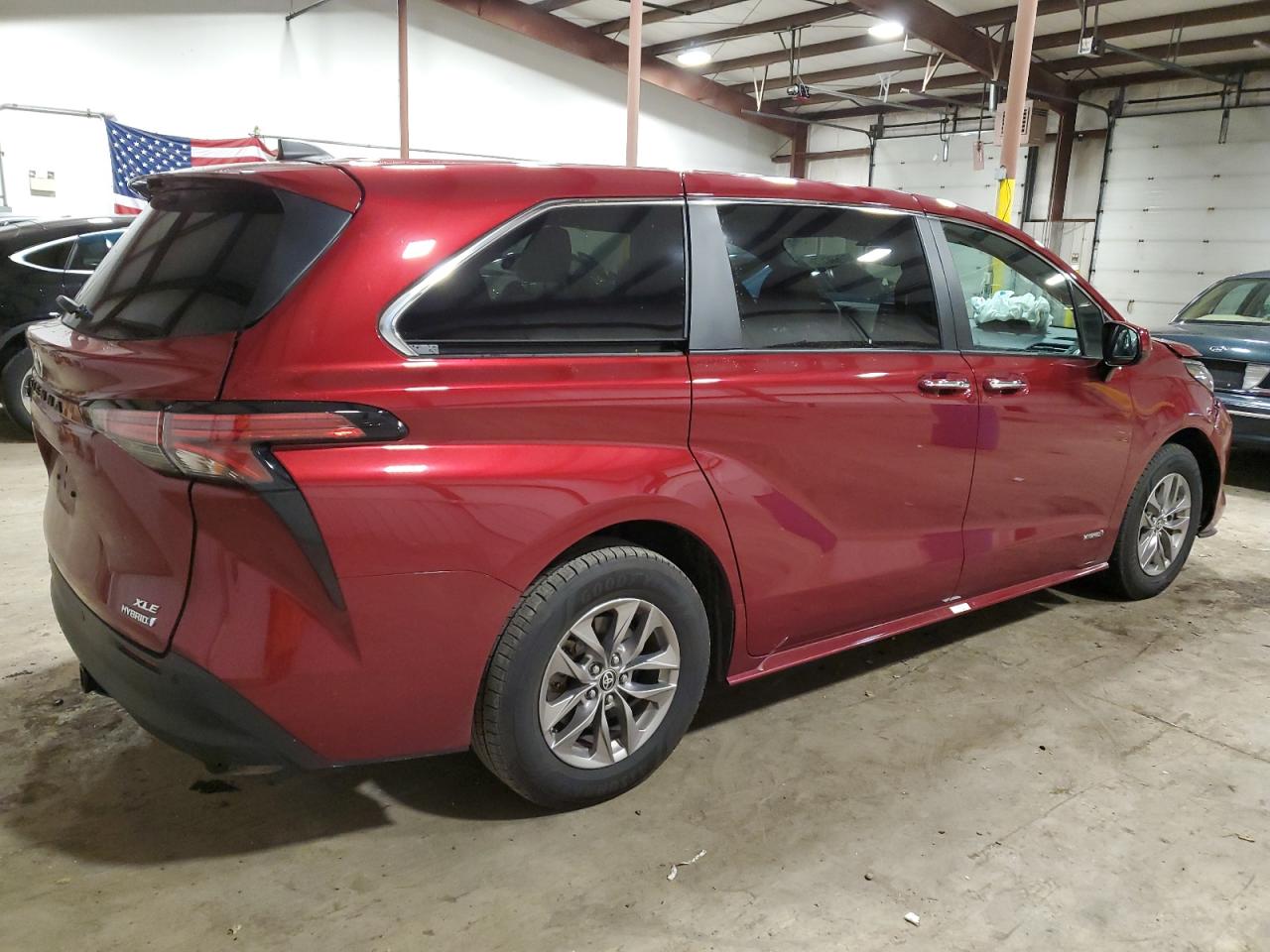Image 3 of 2021 TOYOTA SIENNA XLE 2021 with VIN 5TDYRKEC4MS019726