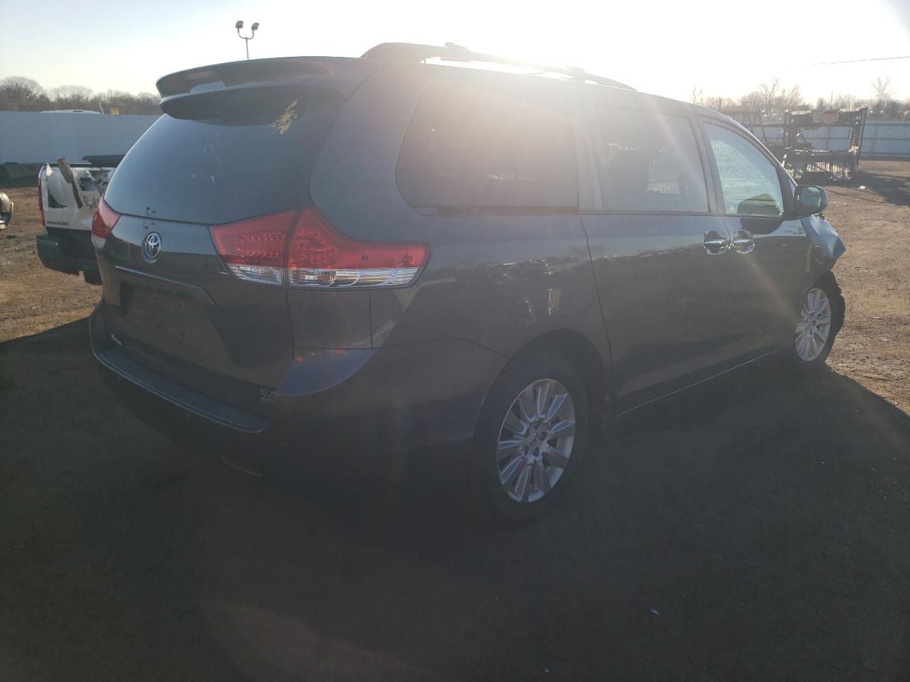 Obraz 3 z 2013 TOYOTA SIENNA XLE 2013 z VIN 5TDDK3DC8DS062931