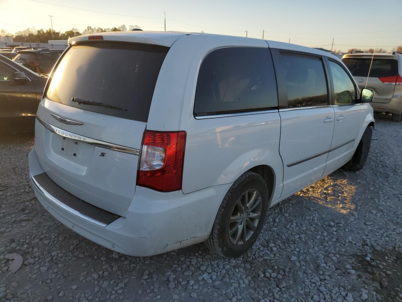 Изображение 3 2015 CHRYSLER TOWN & COUNTRY S 2015 с VIN 2C4RC1HG4FR596914