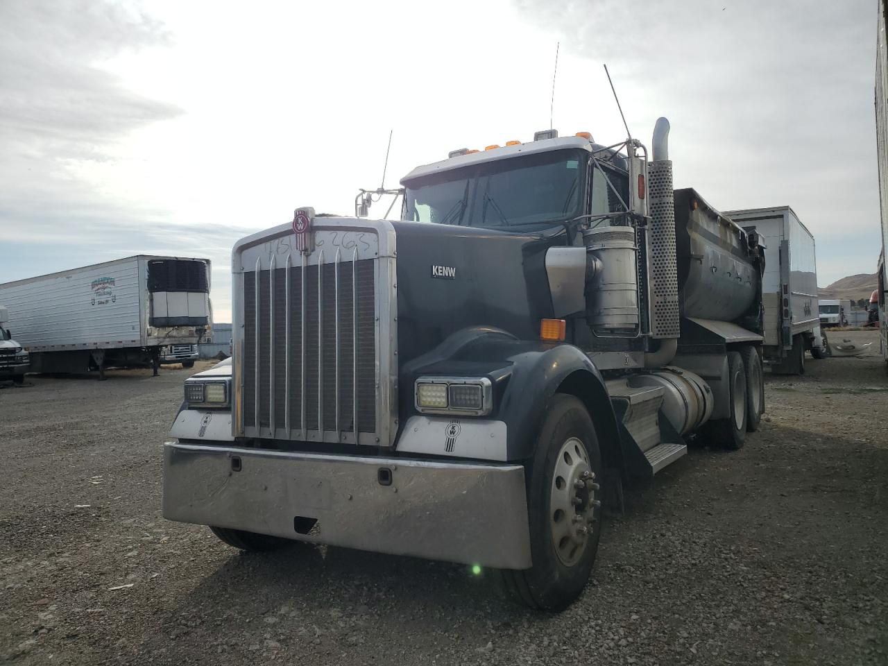 Image 2 of 2012 KENWORTH CONSTRUCTION W900 2012 with VIN 1XKWD49X4CJ324965