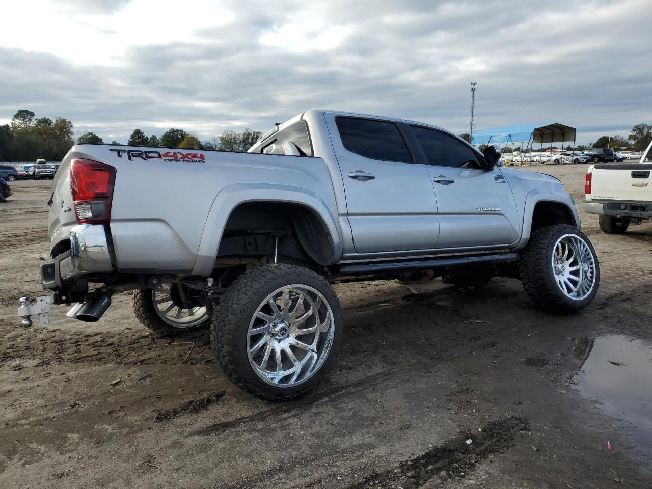 Obraz 3 z 2018 TOYOTA TACOMA DOUBLE CAB 2018 z VIN 3TMCZ5AN7JM146212