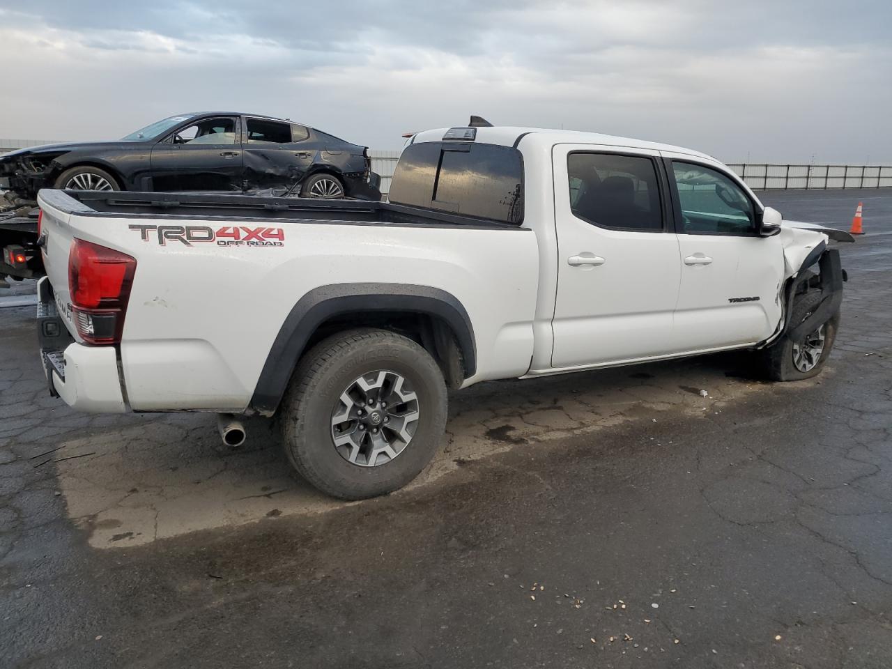 Image 3 of 2019 TOYOTA TACOMA DOUBLE CAB 2019 with VIN 3TMDZ5BN0KM065136