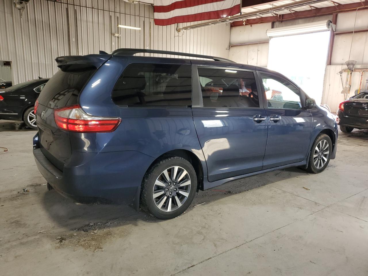 Obraz 3 z 2018 TOYOTA SIENNA XLE 2018 z VIN 5TDDZ3DC8JS202578