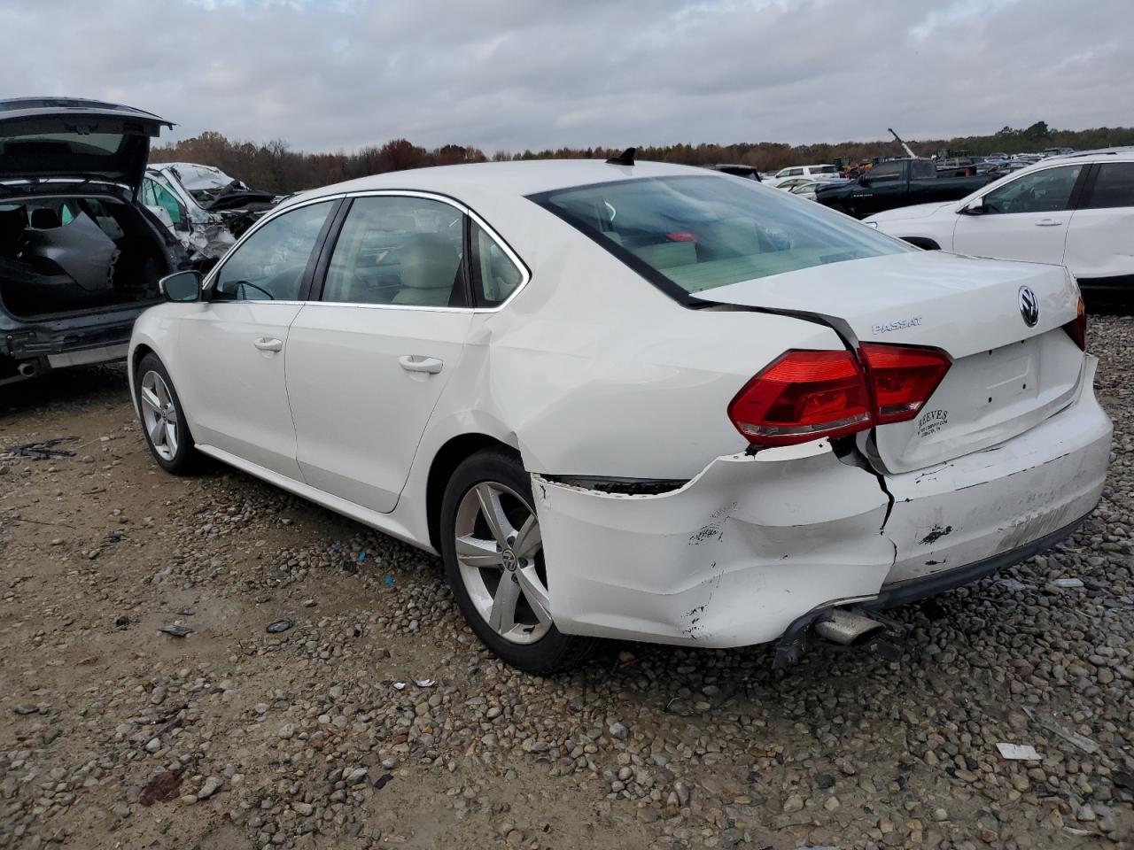 Изображение 2 2013 VOLKSWAGEN PASSAT SE 2013 с VIN 1VWBP7A34DC121802