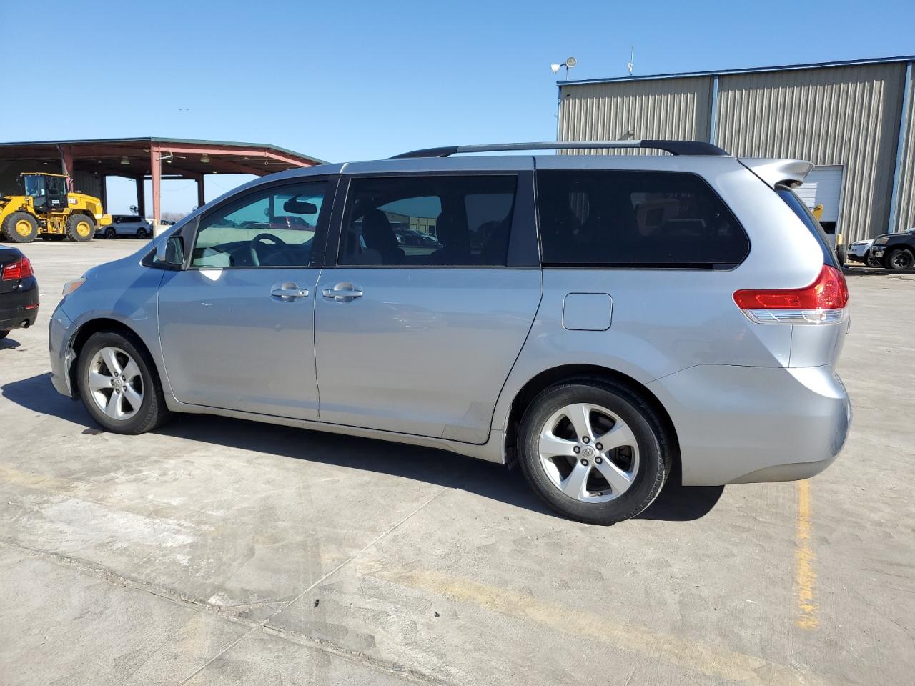 Изображение 2 2011 TOYOTA SIENNA LE 2011 с VIN 5TDKK3DC4BS093775