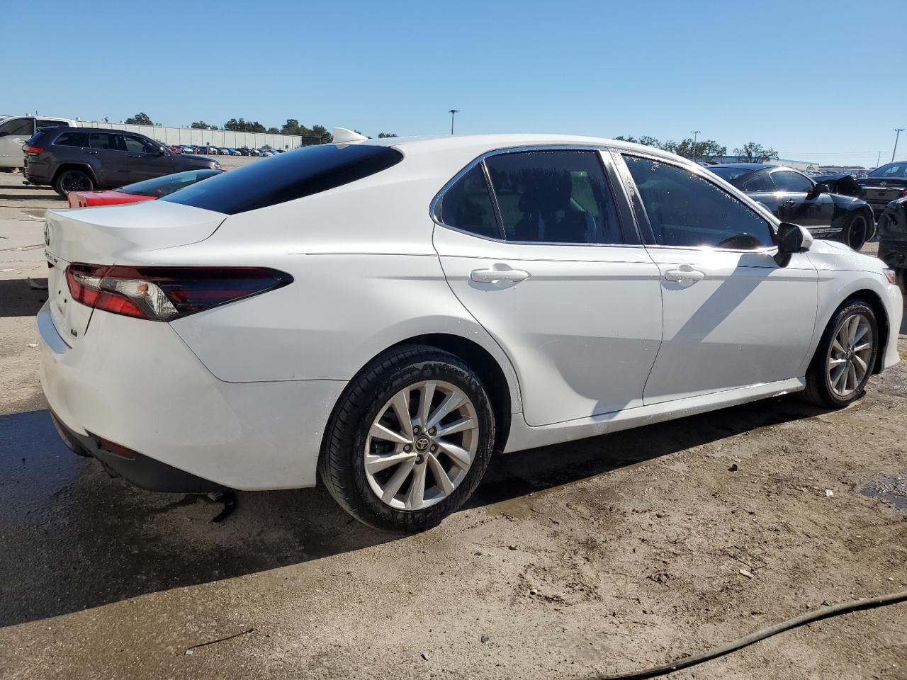 Obraz 3 z 2021 TOYOTA CAMRY LE 2021 z VIN 4T1C11AK9MU478668