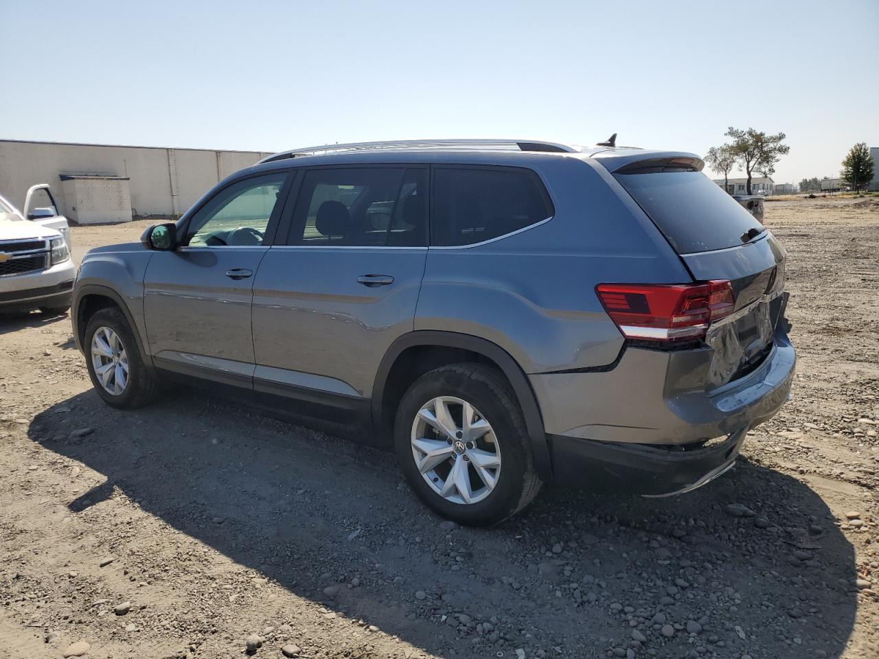 Image 2 of Volkswagen Atlas Se 2018 with VIN 1V2LR2CA4JC516976
