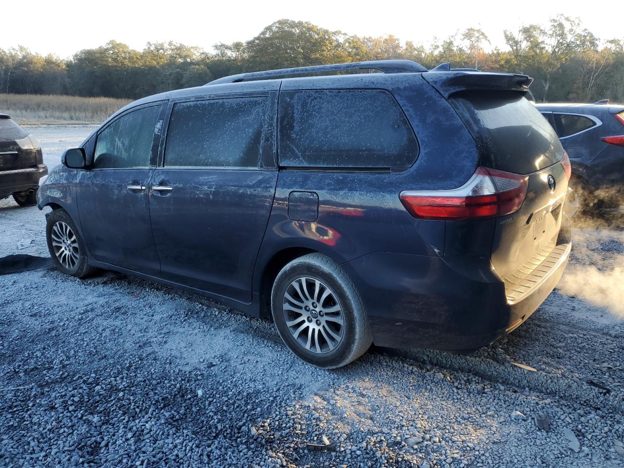 Image 2 of 2018 TOYOTA SIENNA XLE 2018 with VIN 5TDYZ3DC9JS906080