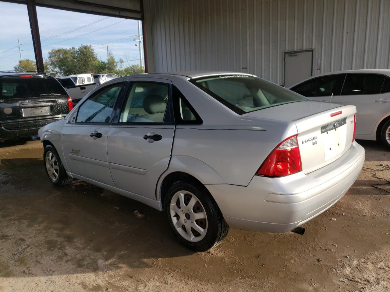 Image 2 of 2005 FORD FOCUS ZX4 2005 with VIN 1FAFP34NX5W252913