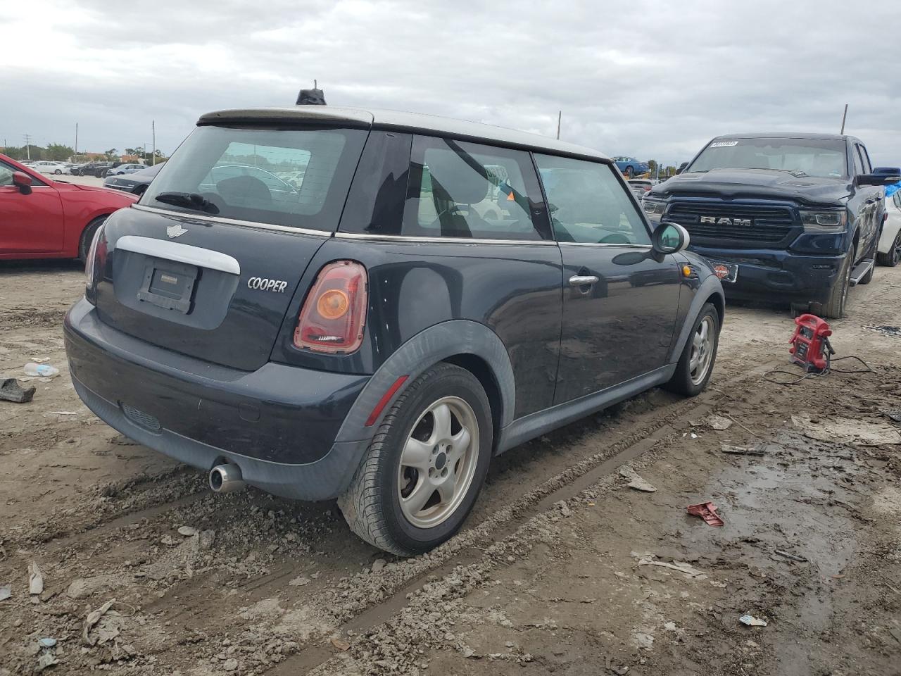 Изображение 3 2007 MINI COOPER  2007 с VIN WMWMF335X7TT52954