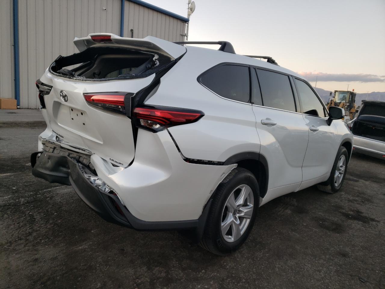 Изображение 3 2022 TOYOTA HIGHLANDER L 2022 с VIN 5TDBZRBHXNS165872