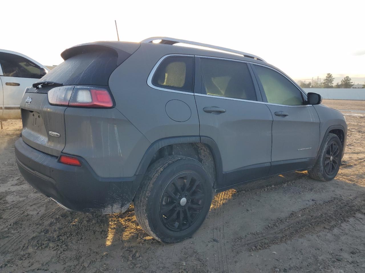 Image 3 of Jeep Cherokee Latitude Lux 2021 with VIN 1C4PJLMX9MD150675