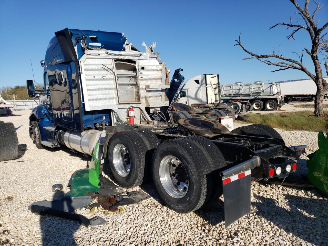 Image 3 of 2019 KENWORTH CONSTRUCTION T680 2019 with VIN 1XKYDP9X2KJ237347