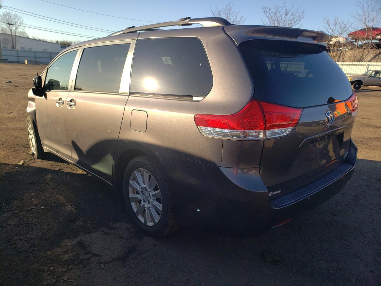 Image 2 of 2013 TOYOTA SIENNA XLE 2013 with VIN 5TDDK3DC8DS062931