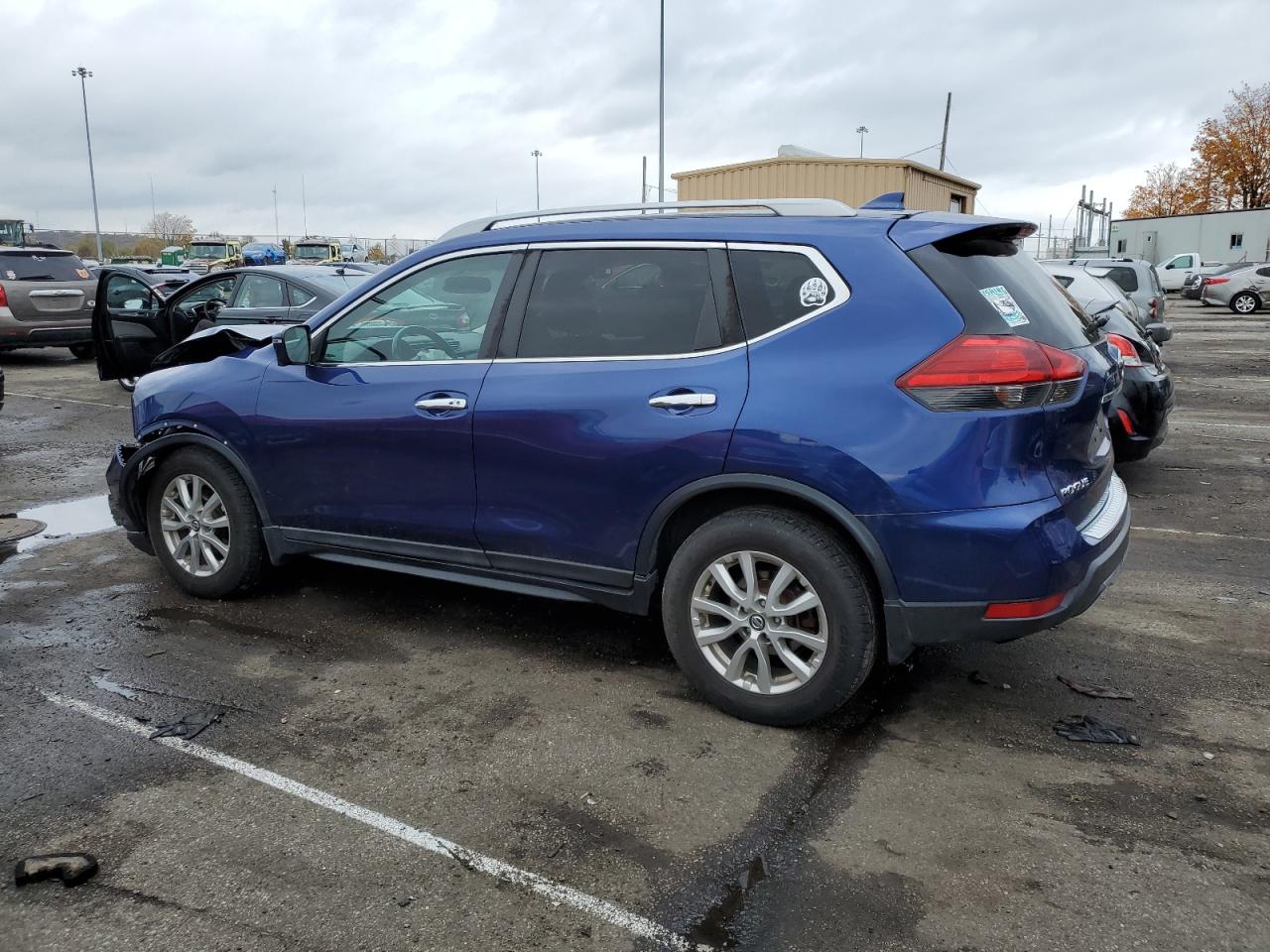 Image 2 of 2017 NISSAN ROGUE SV 2017 with VIN 5N1AT2MVXHC844226
