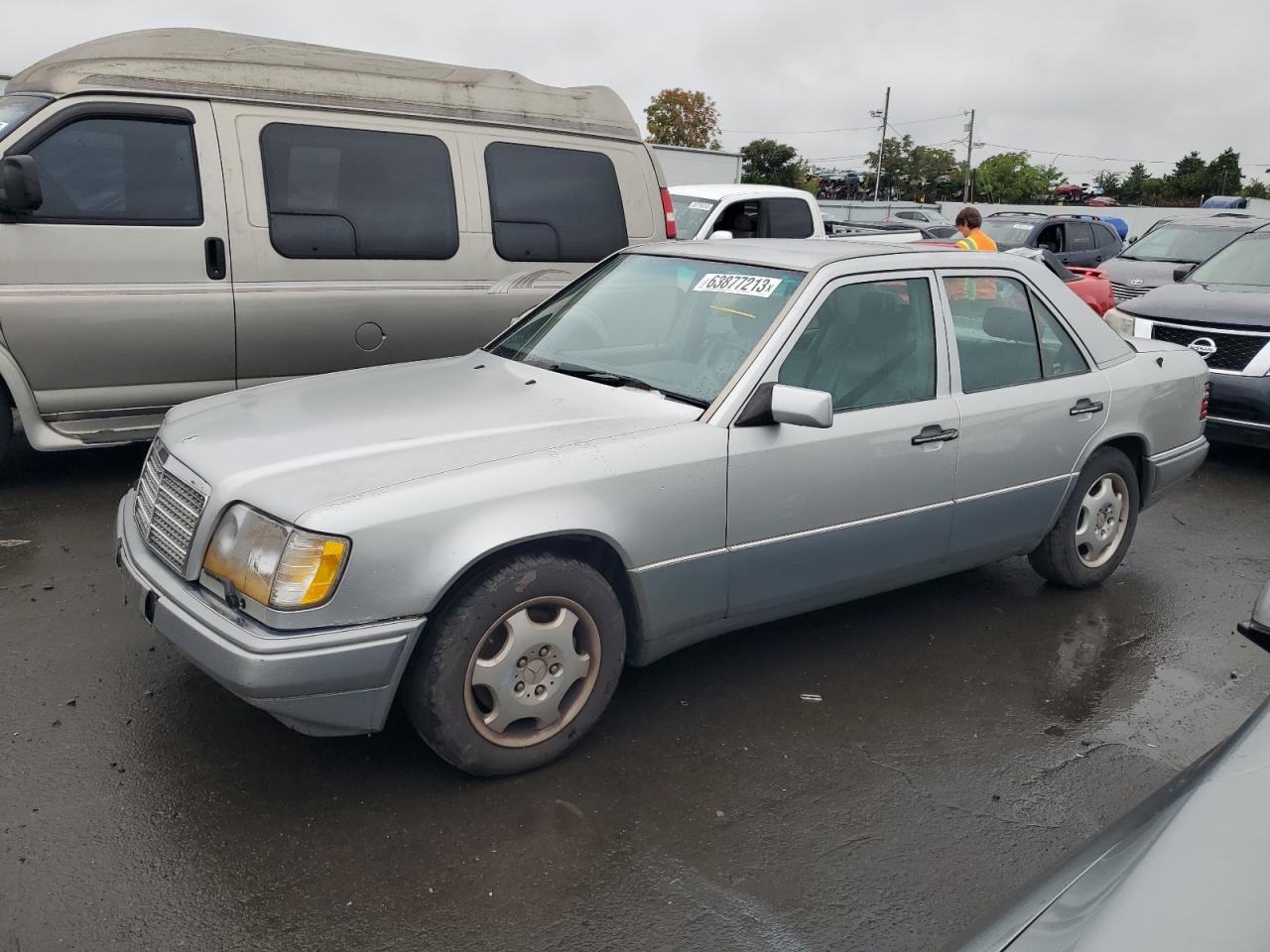 Obraz 1 z 1995 MERCEDES-BENZ E 320 BASE 1995 z VIN WDBEA32EXSC256868