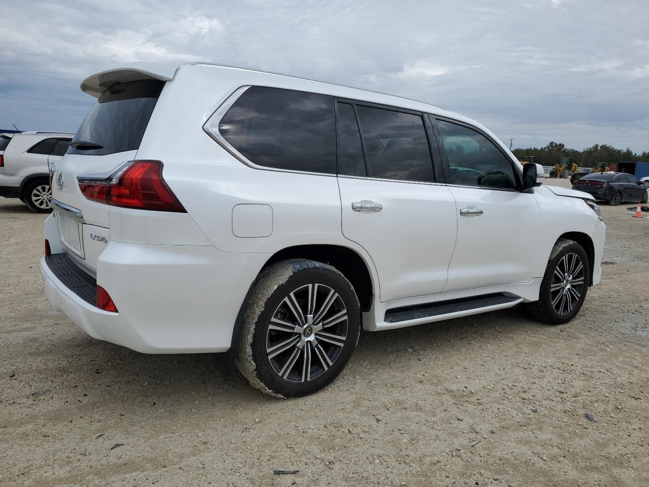 Obraz 3 z 2020 LEXUS LX 570 2020 z VIN JTJFY7AX0L4332196