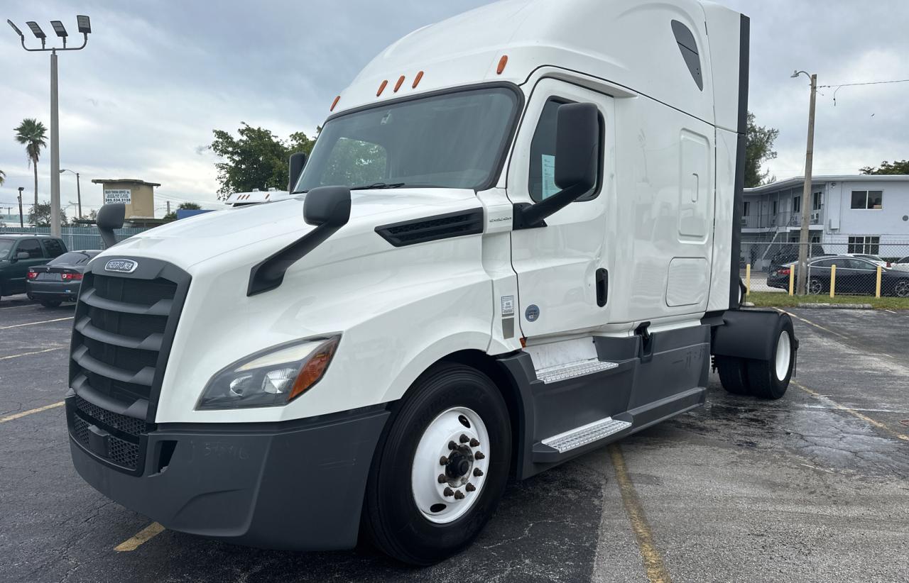 Image 2 of 2020 FREIGHTLINER CASCADIA 126  2020 with VIN 3AKBHHDV8LSLT7215