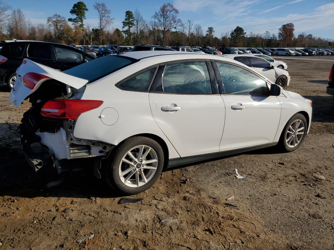 Image 3 of 2016 FORD FOCUS SE 2016 with VIN 1FADP3F29GL385385