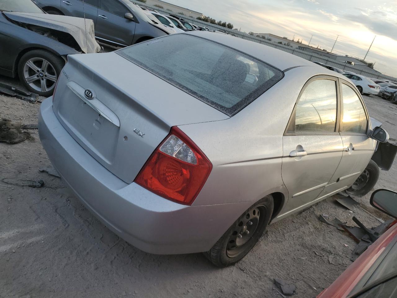 Obraz 3 z 2006 KIA SPECTRA LX 2006 z VIN KNAFE122465252942