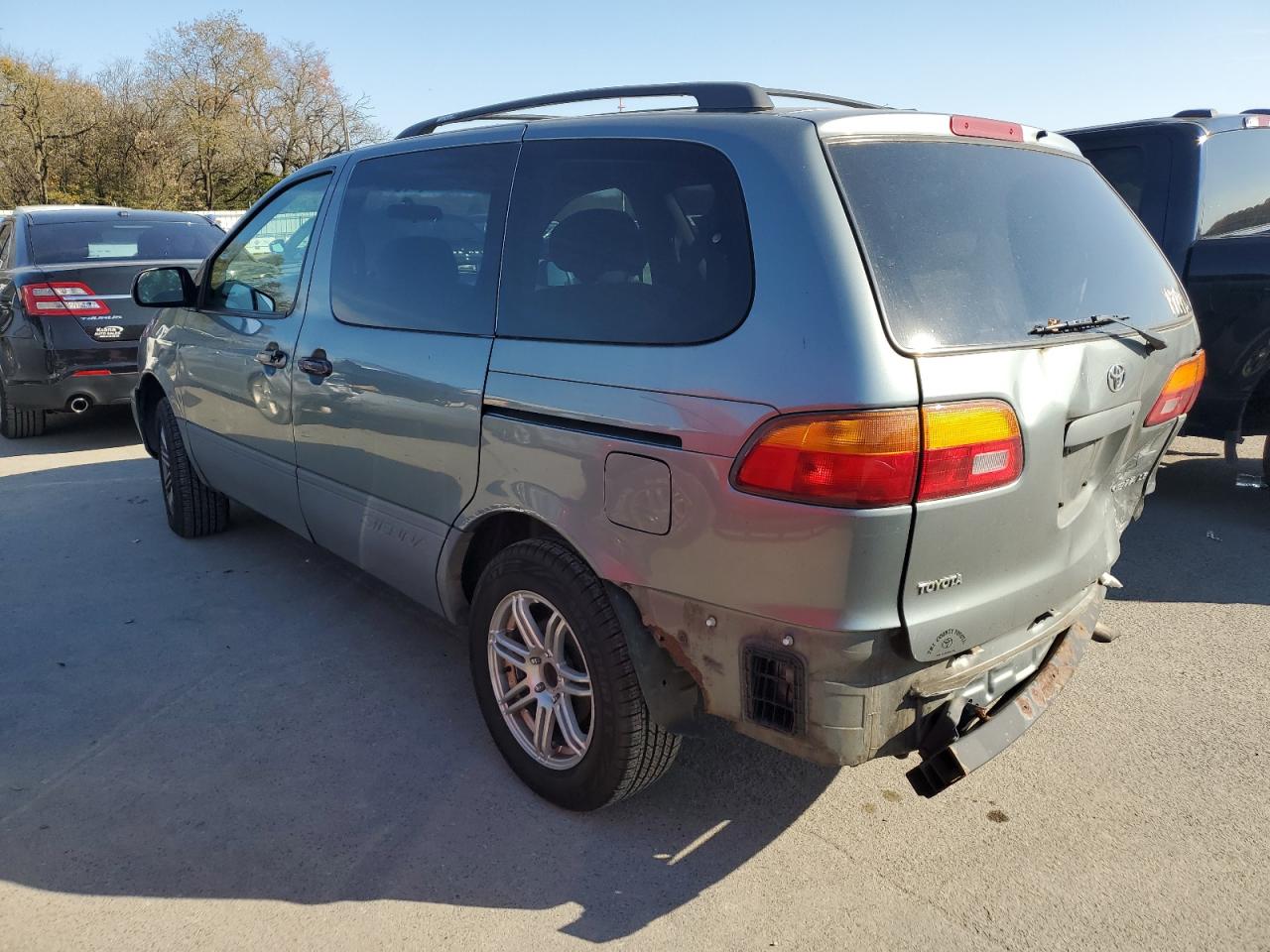 Image 2 of 2000 TOYOTA SIENNA LE 2000 with VIN 4T3ZF13C8YU214226