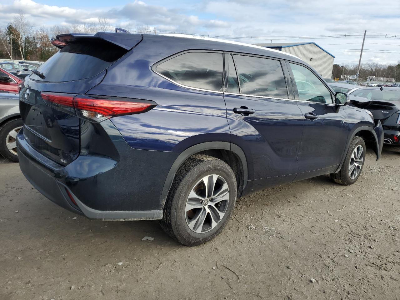 Изображение 3 2022 TOYOTA HIGHLANDER XLE 2022 с VIN 5TDGZRAH3NS553551