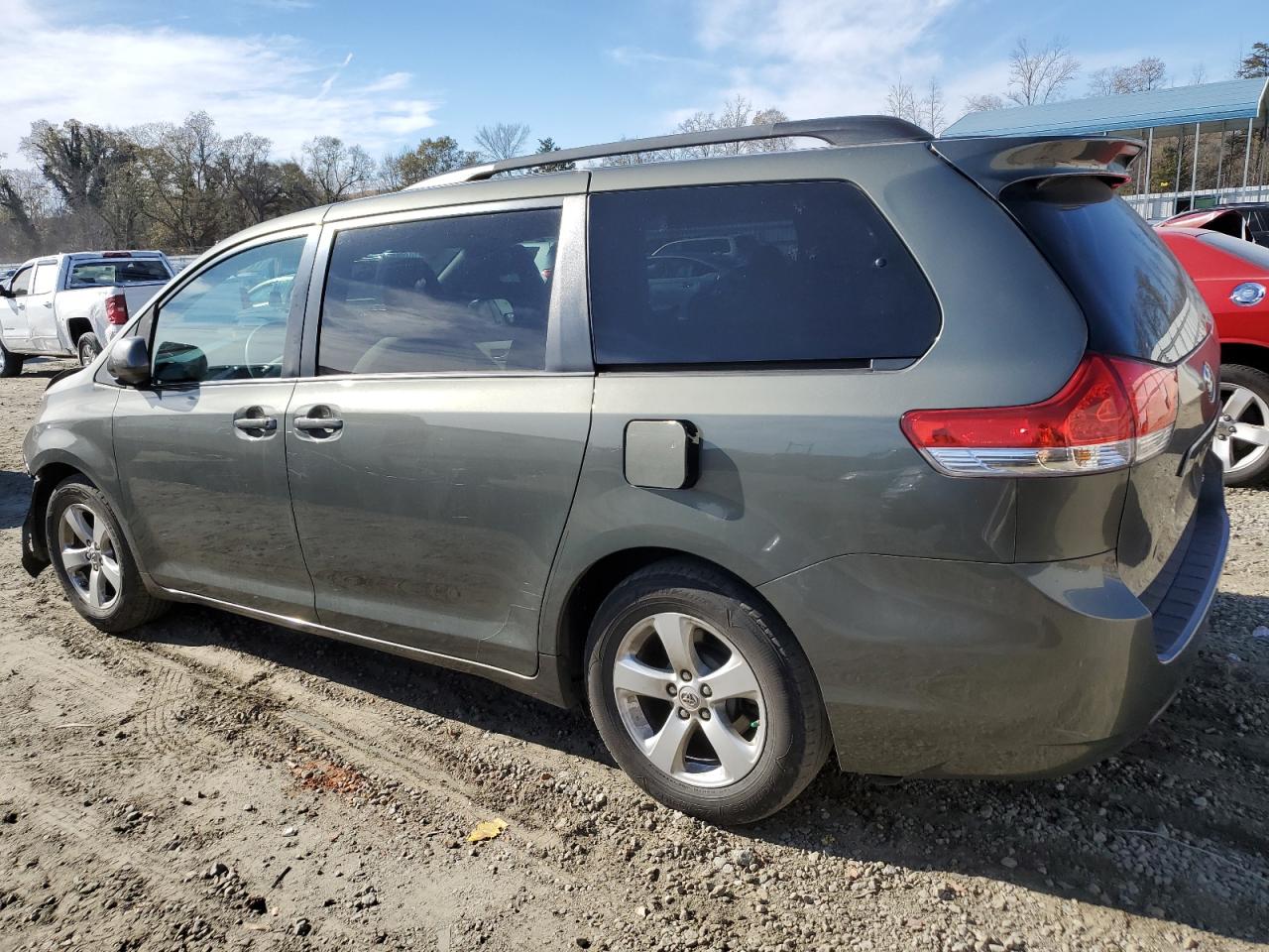 Изображение 2 2011 TOYOTA SIENNA LE 2011 с VIN 5TDKK3DC4BS011057