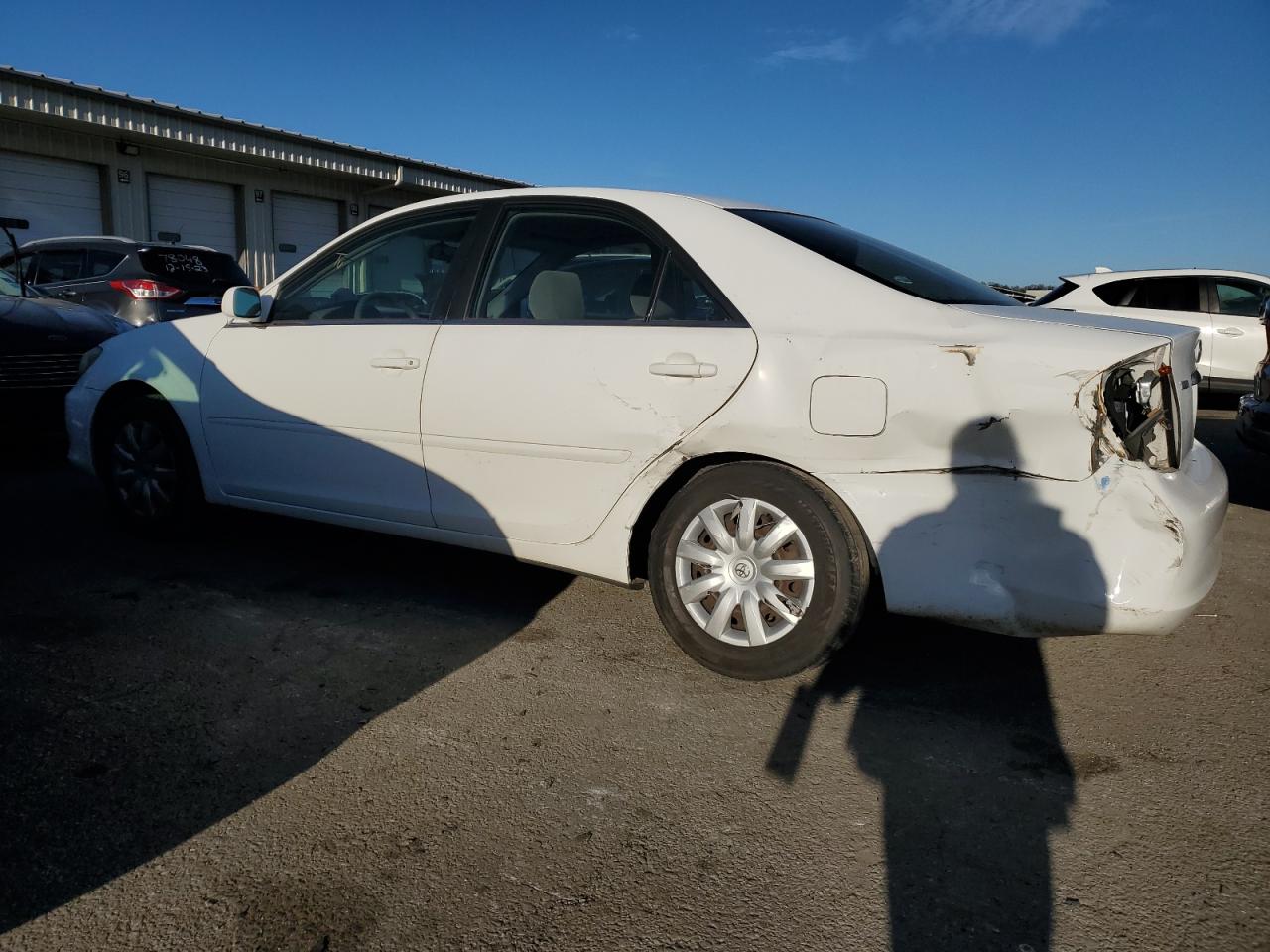 Obraz 2 z 2005 TOYOTA CAMRY LE 2005 z VIN JTDBE32K853001669