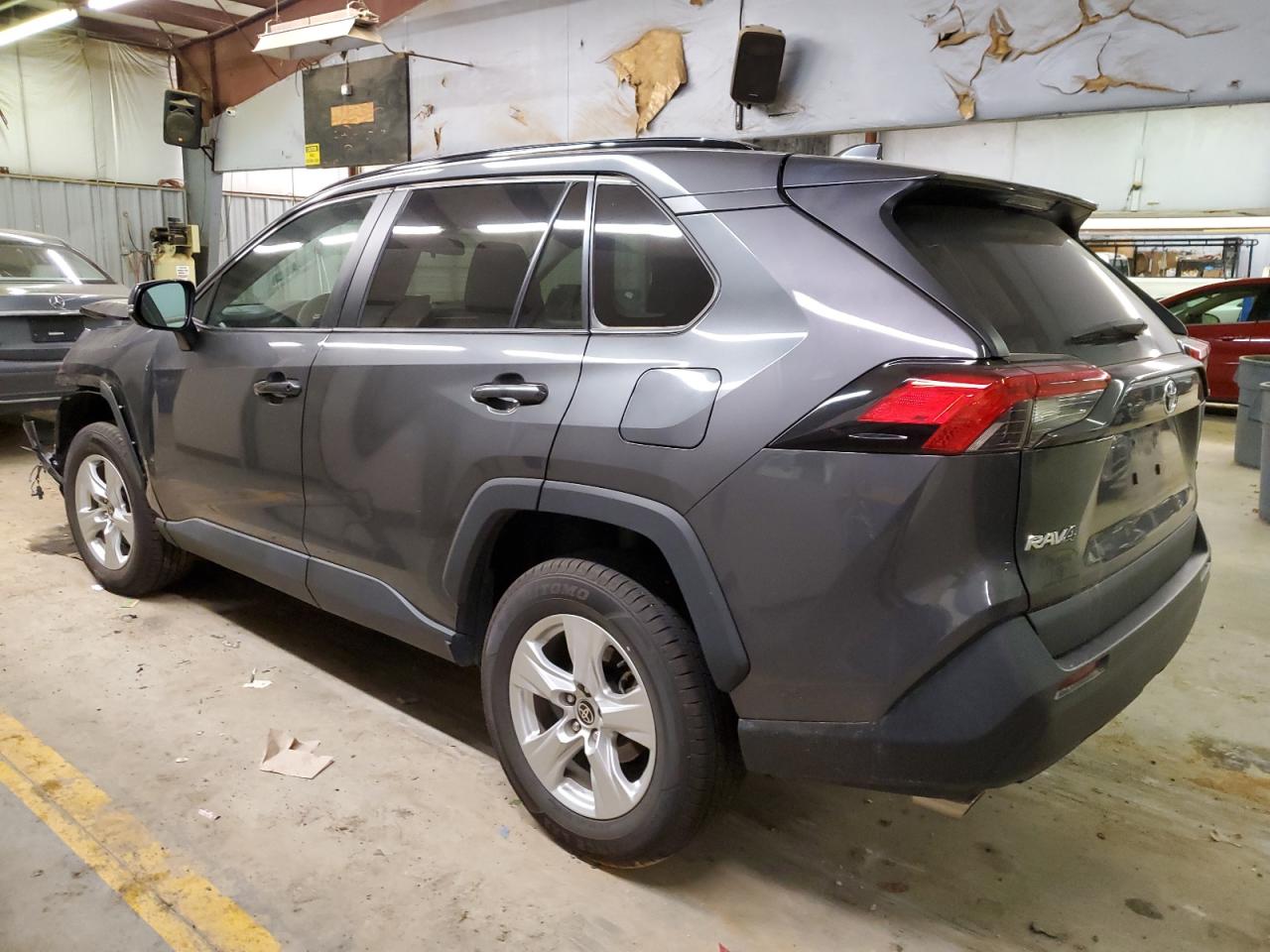 Obraz 2 z 2021 TOYOTA RAV4 XLE 2021 z VIN 2T3W1RFV0MW161867