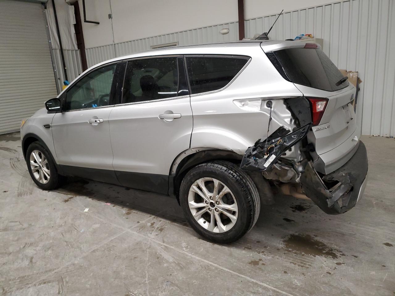 Image 2 of 2019 FORD ESCAPE SE 2019 with VIN 1FMCU9GDXKUA77173
