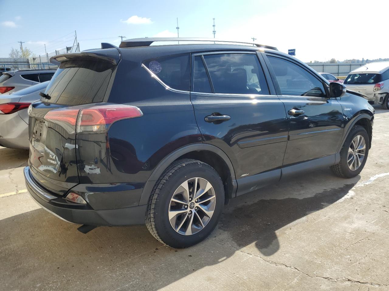 Изображение 3 2017 TOYOTA RAV4 HV LE 2017 с VIN JTMRJREV0HD080773