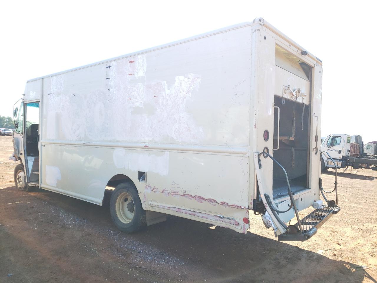 Image 2 of 2020 FREIGHTLINER CHASSIS M LINE WALK-IN VAN 2020 with VIN 4UZAC2EA5LCLT0711