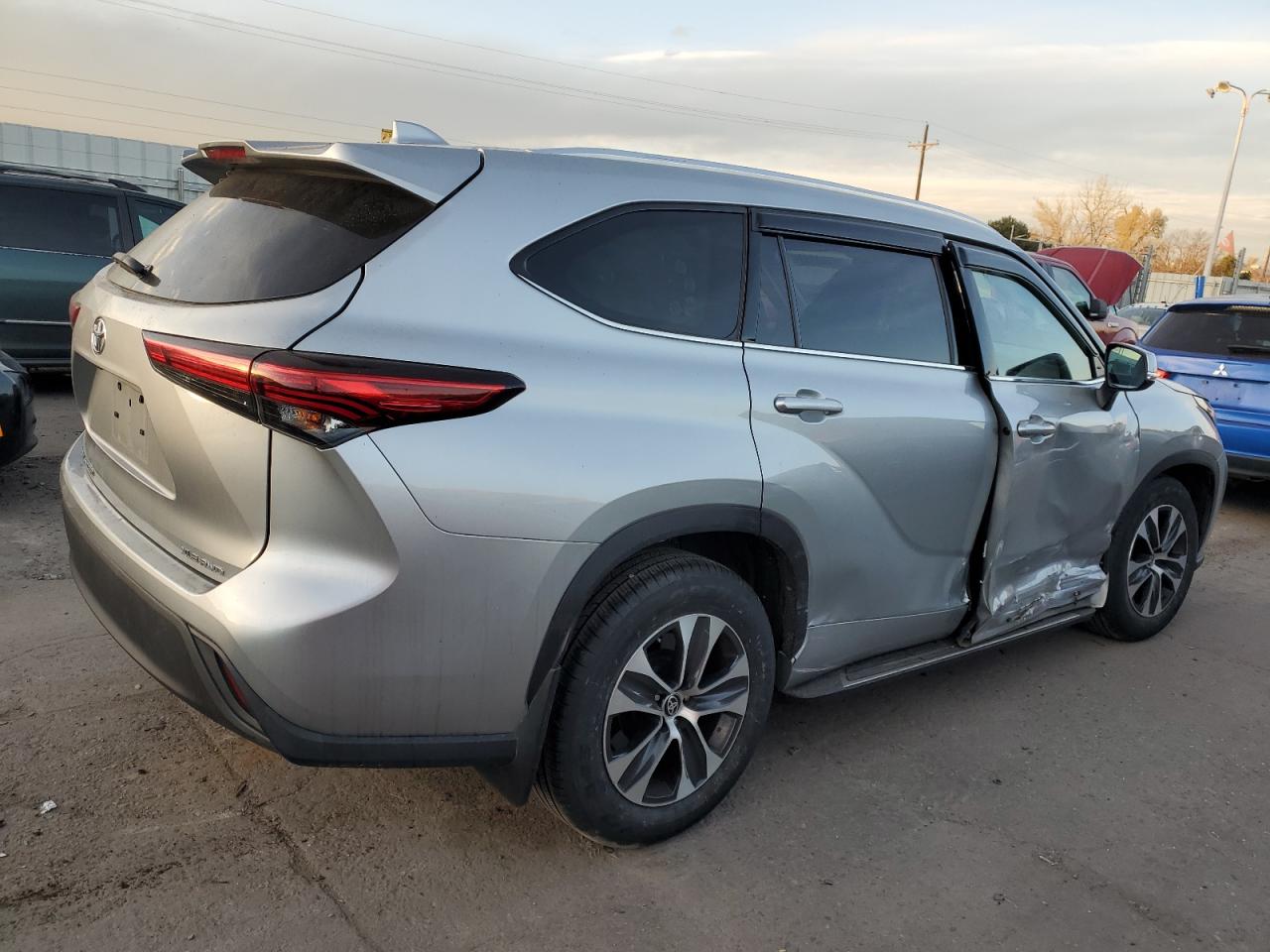 Изображение 3 2020 TOYOTA HIGHLANDER XLE 2020 с VIN 5TDGZRBH8LS000406
